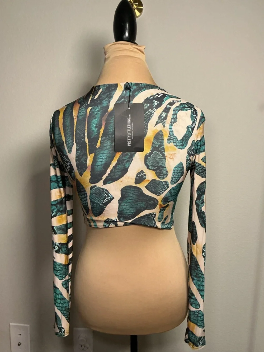 Twist-Front Keyhole Long-Sleeve Crop Top - Teal/Black Print - Picture 4 of 6